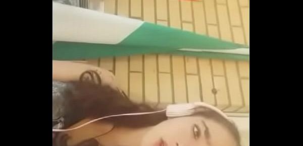  Sara Cannavò una splendida puttana di 18 anni che fa un sexy video selifie